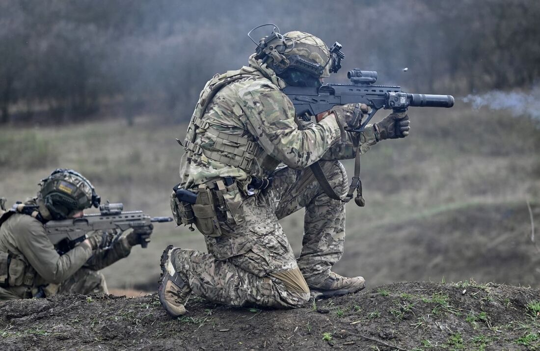 Um militar das Forças Especiais Ucranianas (R) dispara um fuzil de assalto Malyuk fabricado na Ucrânia durante um exercício de treinamento na região de Donetsk