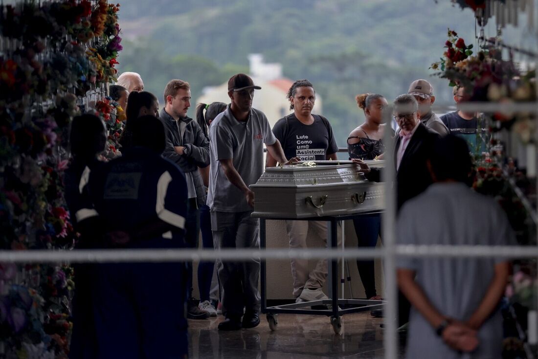 Familiares das vítimas do atentado, cometido por homem que invadiu a pré-escola particular do Centro Bom Pastor, assistem ao velório no Cemitério São José, em Blumenau, em Santa Catarina