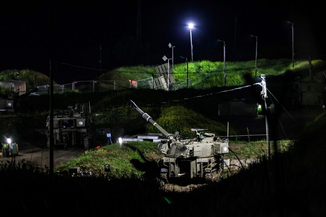 Esta foto tirada em 6 de abril de 2023 mostra uma visão de obuses de artilharia autopropulsados israelenses estacionados em uma base do exército israelense em Zawra, nas colinas de Golã anexadas por Israel