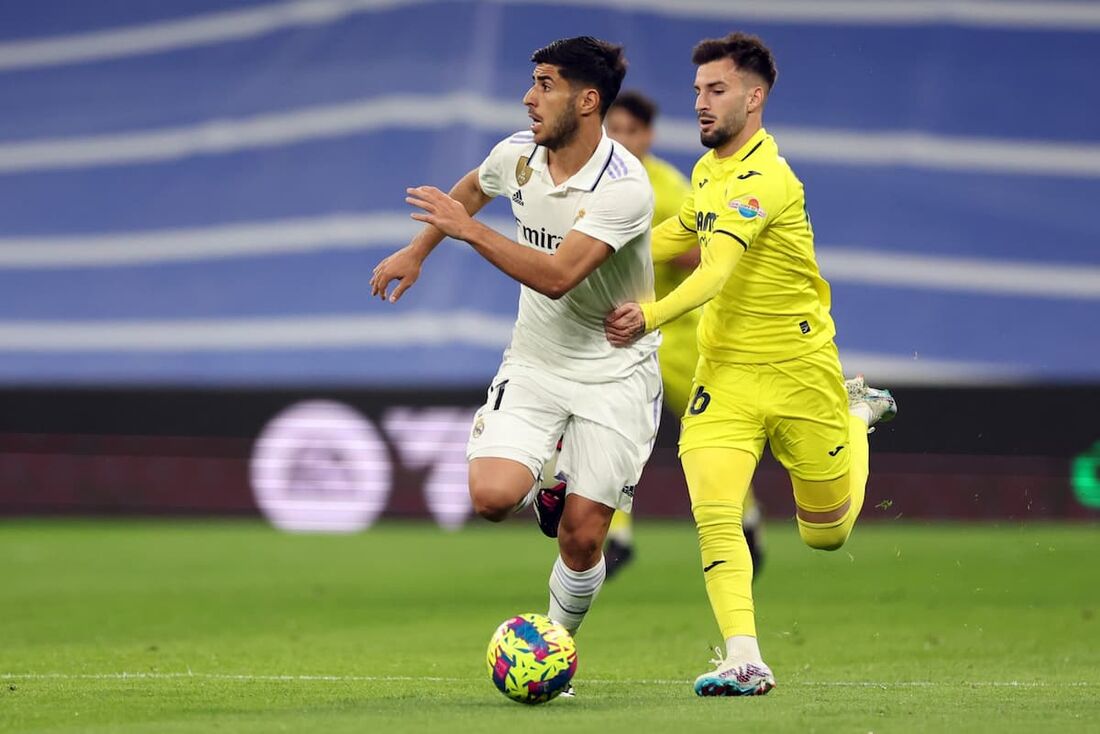 Alex Baena (à direita) durante a partida de futebol da liga espanhola 