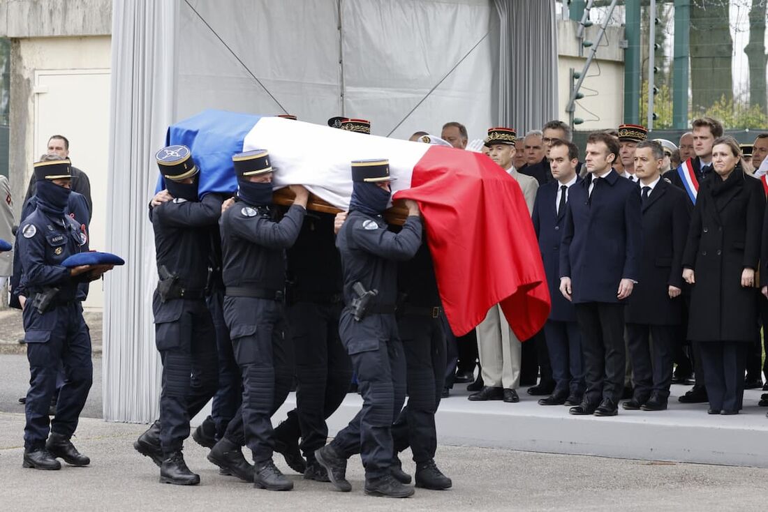 Foto de arquivo em que gendarmes carregam o caixão do presidente da Assembleia Nacional Francesa Yael Braun-Pivet