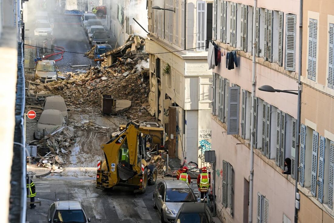 Bombeiros removem os escombros de prédio que desabou em Marselha, na França