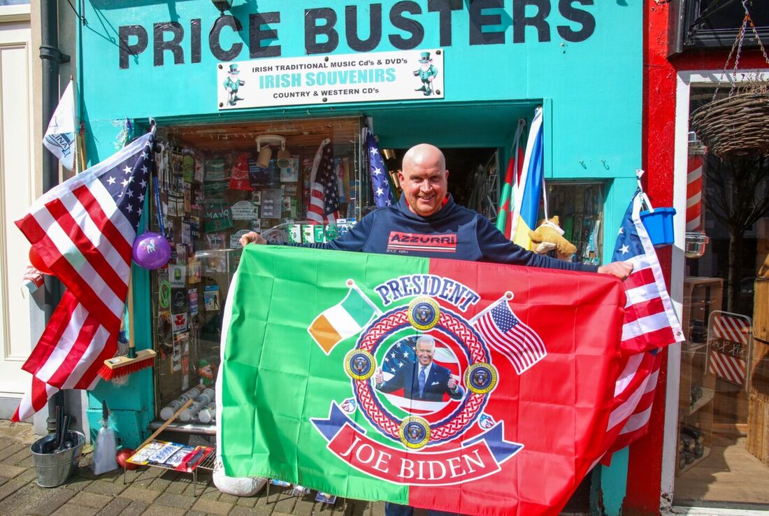 Moradores se preparam para receber o presidente Biden na cidade de Co Mayo, casa ancestral da família do americano