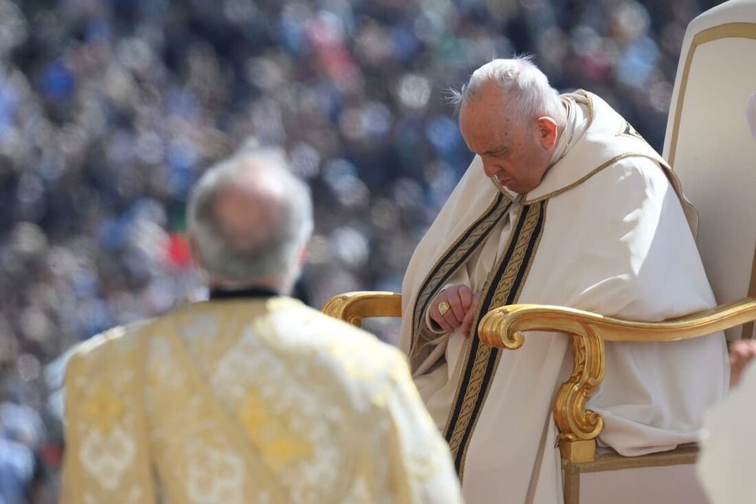 Papa Francisco preside a missa do Domingo de Páscoa na praça de São Pedro no Vaticano.