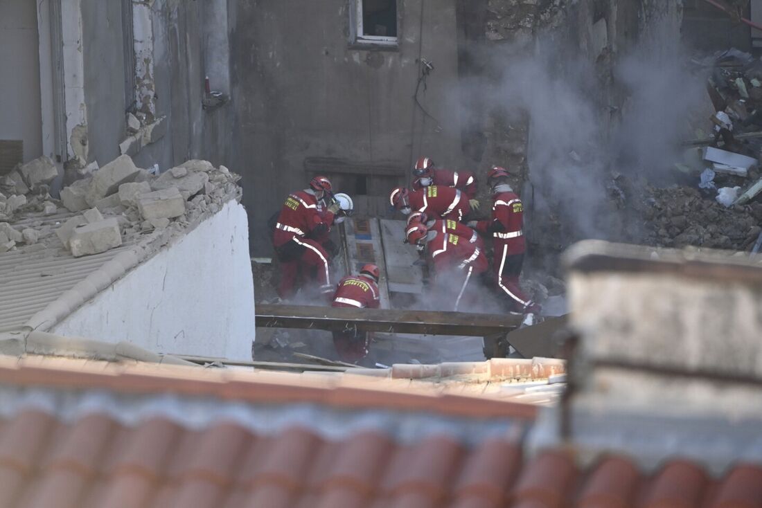 A descoberta dos corpos ocorreu quase 24 horas depois da explosão que causou o desabamento do prédio