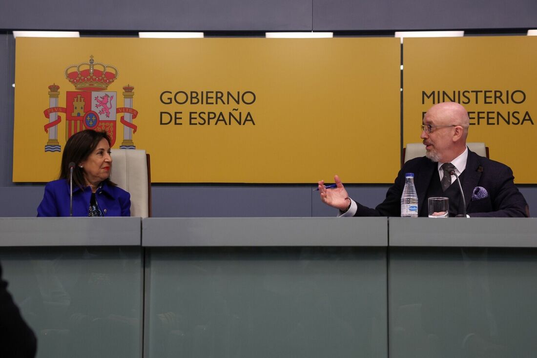 O ministro da Defesa ucraniano, Oleksii Reznikov (à direita), e a ministra da Defesa da Espanha, Margarita Robles, em entrevista coletiva após o encontro em Madri