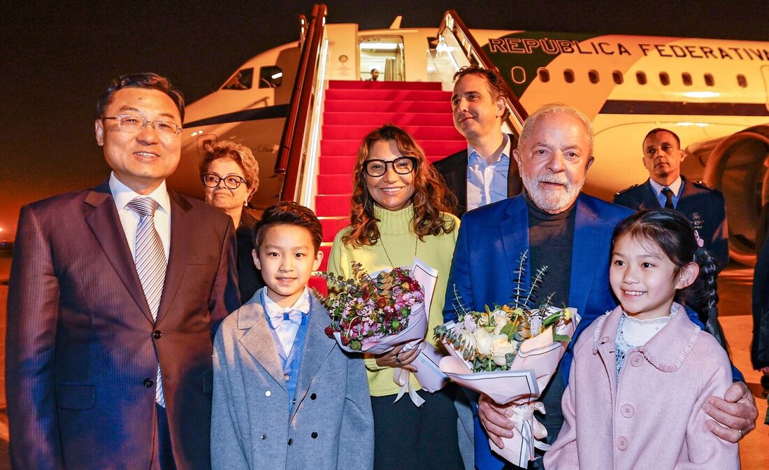 Esta foto divulgada pela Presidência do Brasil mostra o presidente brasileiro Luiz Inácio Lula da Silva (R) posando para uma foto com sua esposa, Rosangela "Janja" da Silva (C), e o vice-ministro das Relações Exteriores da China, Xie Feng (E) durante sua 