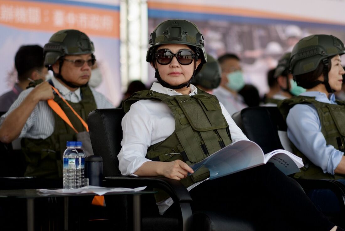 A prefeita de Taichung, Lu Shiow-yen, durante um exercício civil enquanto imita um ataque chinês em Taichung