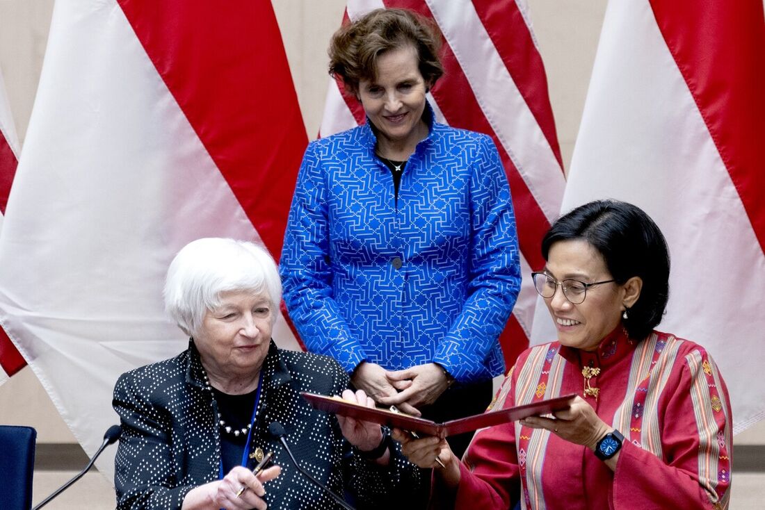 A secretária do Tesouro dos EUA, Janet Yellen, e o ministra das Finanças indonésia, Sri Mulyani, com a CEO da Millennium Challenge Corporation, Alice Albrightu na assinatura do Pacto Financeiro e de Infraestrutura da Indonésia, na sede do FMI.