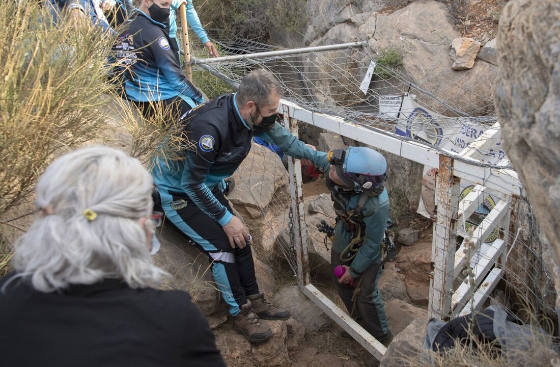 Espanhola sai de caverna após isolamento de 500 dias