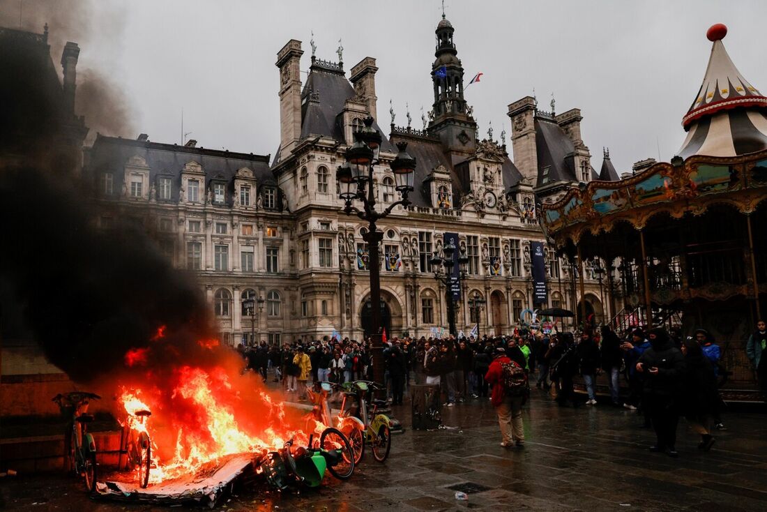 Bicicletas alugadas são incendiadas do lado de fora do Hotel de Ville durante uma manifestação após o tribunal constitucional francês aprovar os elementos-chave da polêmica reforma da previdência, em Paris