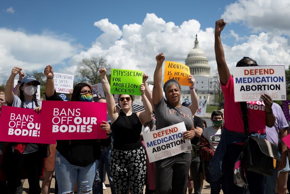 Centenas de pessoas se manifestam em Washington pelo direito ao aborto