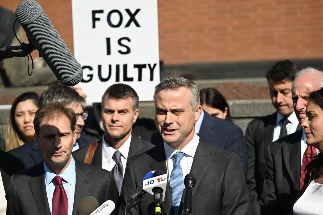 O CEO da Dominion, John Poulos, acompanhado por membros da equipe jurídica da Dominion Voting Systems, fala com membros da mídia do lado de fora do Leonard Williams Justice Center em Wilmington, Delaware, em 18 de abril de 2023