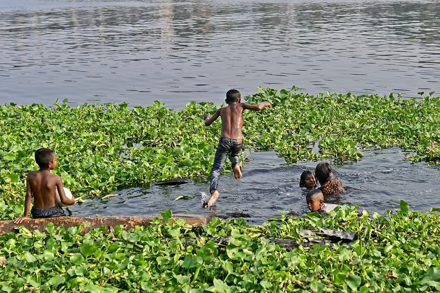 Crianças tomam banho de rio para amenizar o calor 