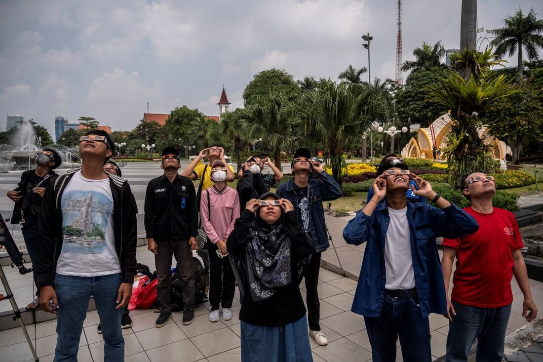 Pessoas assistem ao eclipse solar na Indonésia