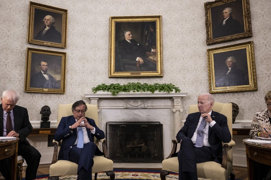 O presidente dos EUA, Joe Biden, se encontra com o presidente da Colômbia, Gustavo Petro (2L) no Salão Oval da Casa Branca em Washington, DC, em 20 de abril de 2023