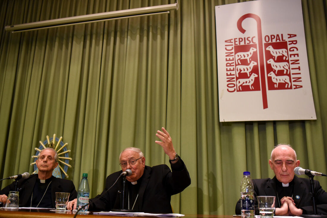 foto de arquivo tirada em 25 de outubro de 2016 o Arcebispo de Buenos Aires e Primeiro Vice-Presidente da Conferência Episcopal da Argentina, Mario Aurelio Poli (E), o Arcebispo de Santa Fé de la Vera Cruz e Presidente da Conferência Episcopal Argentina