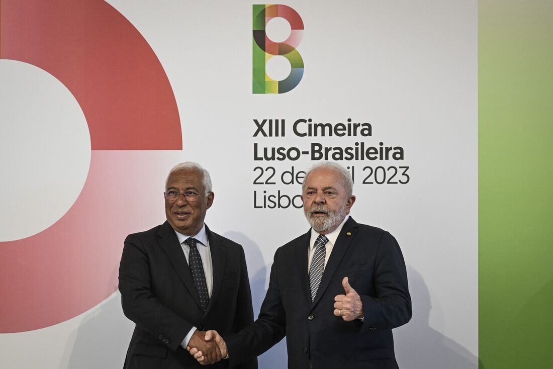 O presidente do Brasil, Luiz Inácio Lula da Silva (R), cumprimenta o primeiro-ministro português, Antonio Costa, na chegada ao CCB (Centro Cultural de Belém) para participar da cúpula Portugal-Brasil em Lisboa, em 22 de abril de 2023