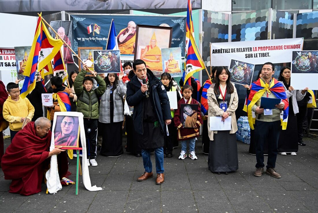 Tibetanos se manifestam em Paris em apoio a dalai lama após vídeo polêmico