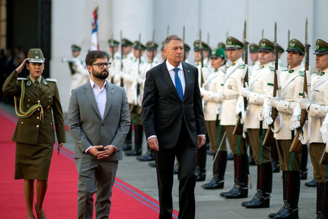 Presidente do Chile, Gabriel Boric e o presidente da Romênia, Klaus Iohannis, no palácio presidencial de la Moneda durante visita oficial em Santiago