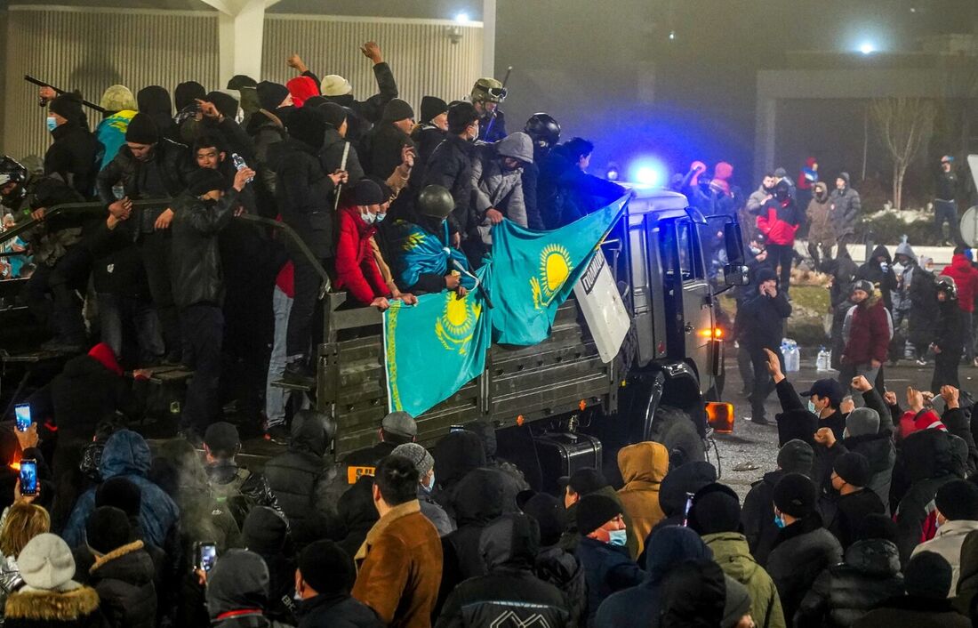 Protestos originalmente contra os preços dos combustíveis irromperam em janeiro do ano passado na vasta ex-república soviética.