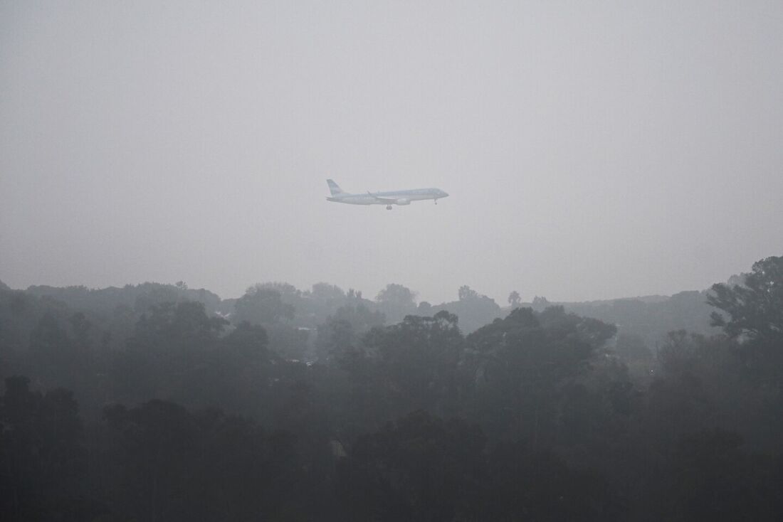 Um avião chega ao aeroporto Jorge Newbery durante um dia nublado em Buenos Aires em 24 de abril de 2023