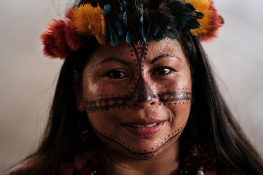 Alessandra Munduruku, representante do povo indígena Munduruku, fala durante entrevista coletiva concedida pela escola de samba Imperatriz Leopoldinense, cujo tema naquele ano homenageou os indígenas da Amazônia brasileira