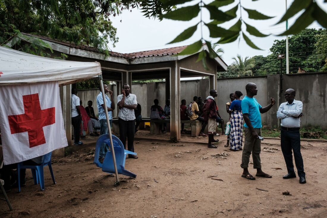 Familiares e amigos aguardam notícias de entes queridos na floresta Shakahola, onde 90 corpos foram exumados até agora 