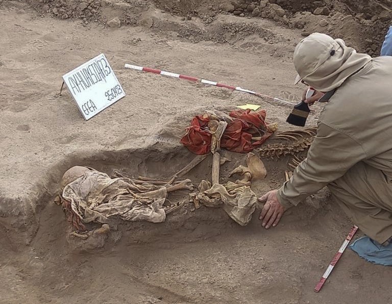 Descoberta de sete restos mortais pertencentes a pessoas desaparecidas durante o conflito interno contra o grupo maoísta Sendero Luminoso entre 1980 e 2000 em Ayacucho, Peru.