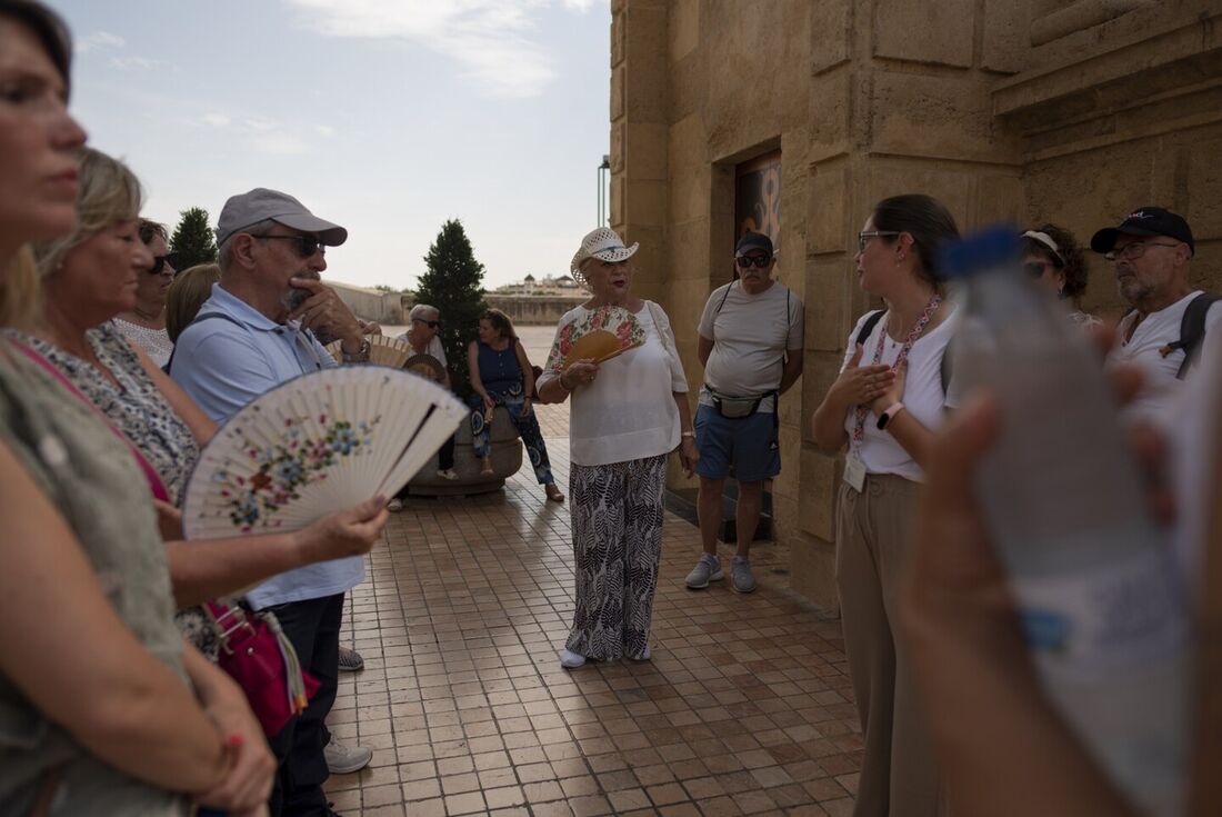 Uma onda de calor excepcionalmente precoce na Espanha atingida pela seca deve atingir o pico hoje e sexta-feira, com temperaturas esperadas para quebrar os recordes de abril no sul do país.