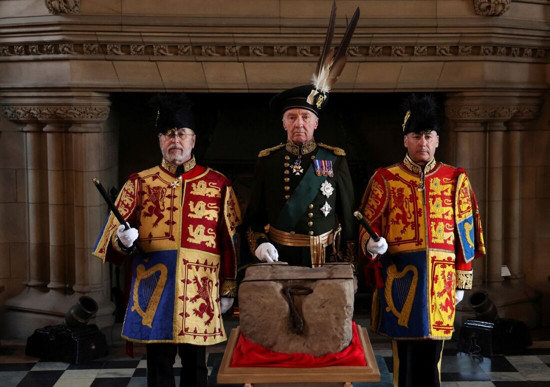 "Pedra do Destino" a caminho de Londres para a coroação de Charles III