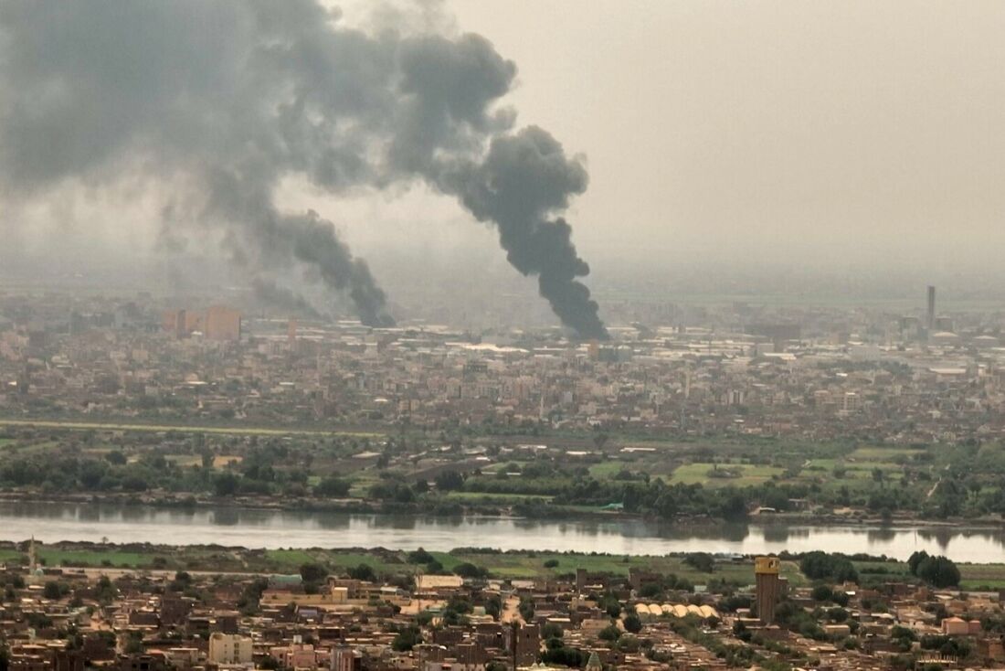 Os combates se intensificaram no Sudão, apesar das forças rivais concordarem em estender uma trégua destinada a conter quase duas semanas de guerra que matou centenas e causou destruição generalizada