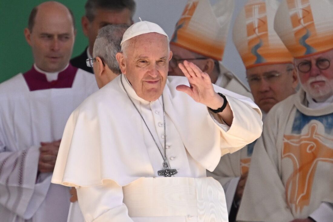 O Papa Francisco acena enquanto celebra uma missa na Praça Kossuth Lajos durante sua visita a Budapeste.