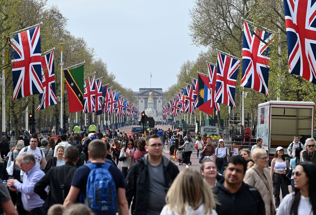 Britânicos se preparam para cerimônia de coroação de Charles III e sua esposa, Camilla, como rei e rainha do Reino Unido e nações do Commonwealth Realm.