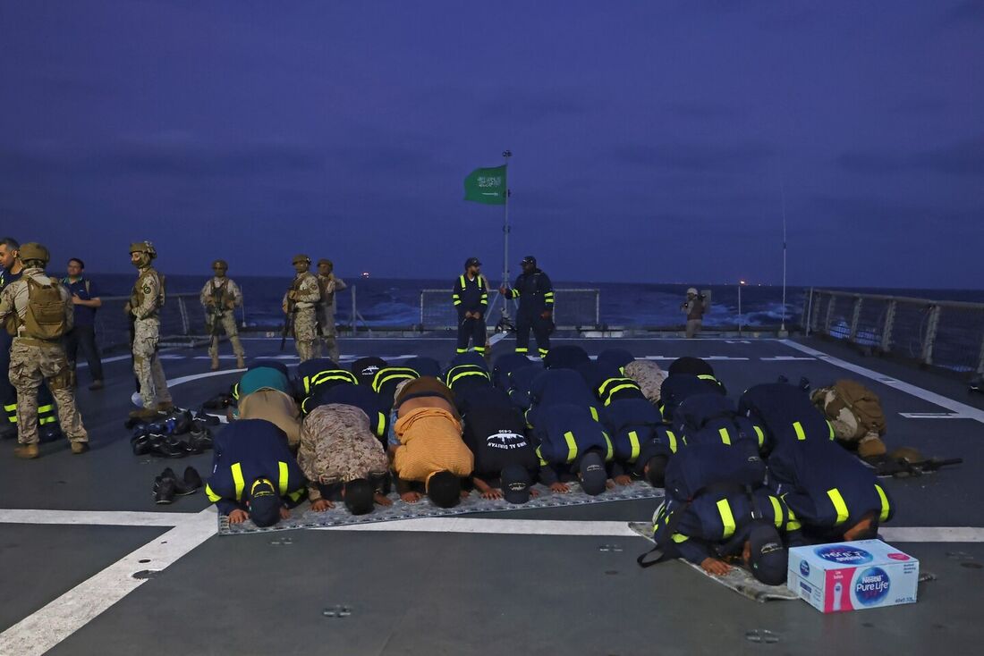 Forças navais e especiais sauditas realizam orações matinais em um navio durante uma operação de resgate de Port Sudan a Jeddah