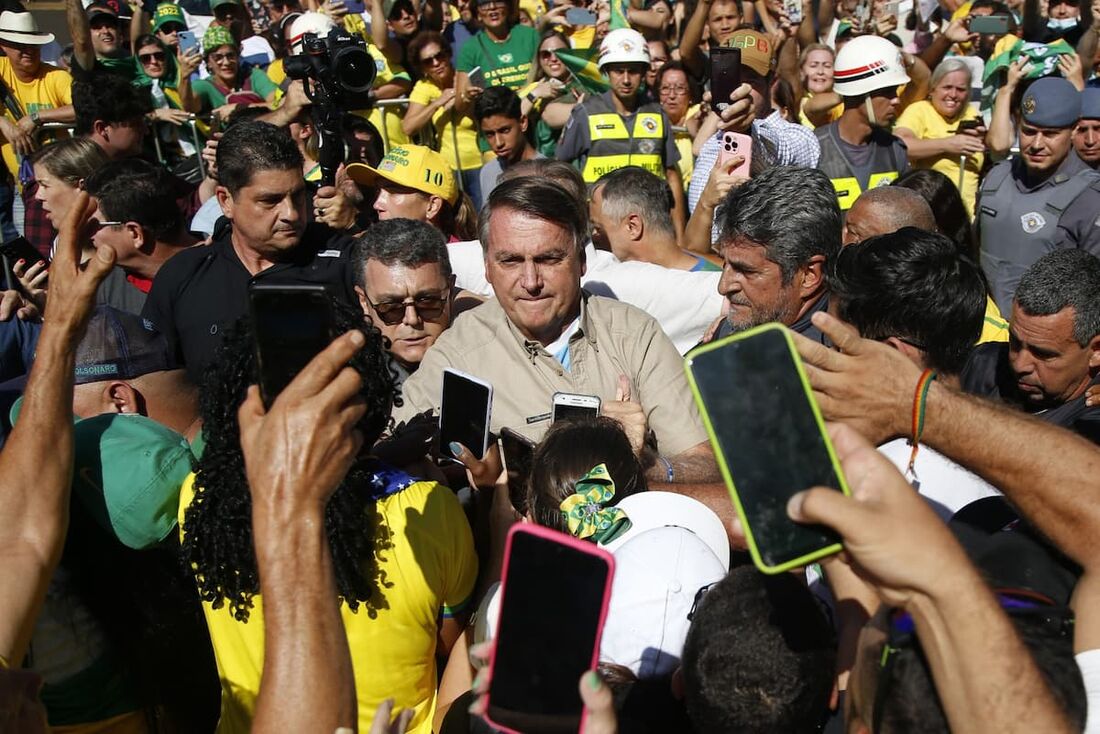 Jair Bolsonaro cumprimenta apoiadores antes da feira Agrishow em Ribeirão Preto