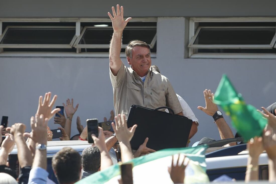 Jair Bolsonaro acena para apoiadores antes da feira Agrishow em Ribeirão Preto