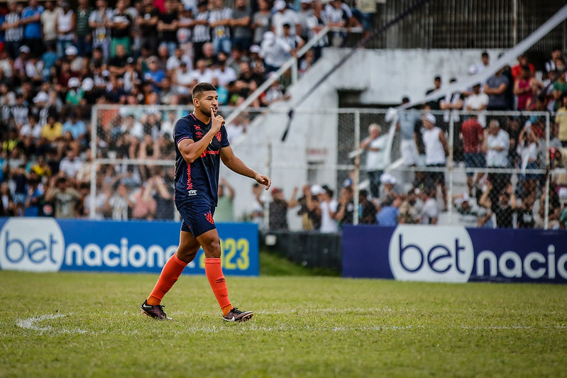 Renzo em ação contra o Central