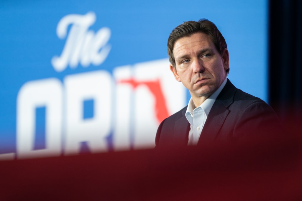 O governador da Flórida, Ron DeSantis, fala para uma multidão no North Charleston Coliseum em 19 de abril de 2023 em North Charleston, Carolina do Sul