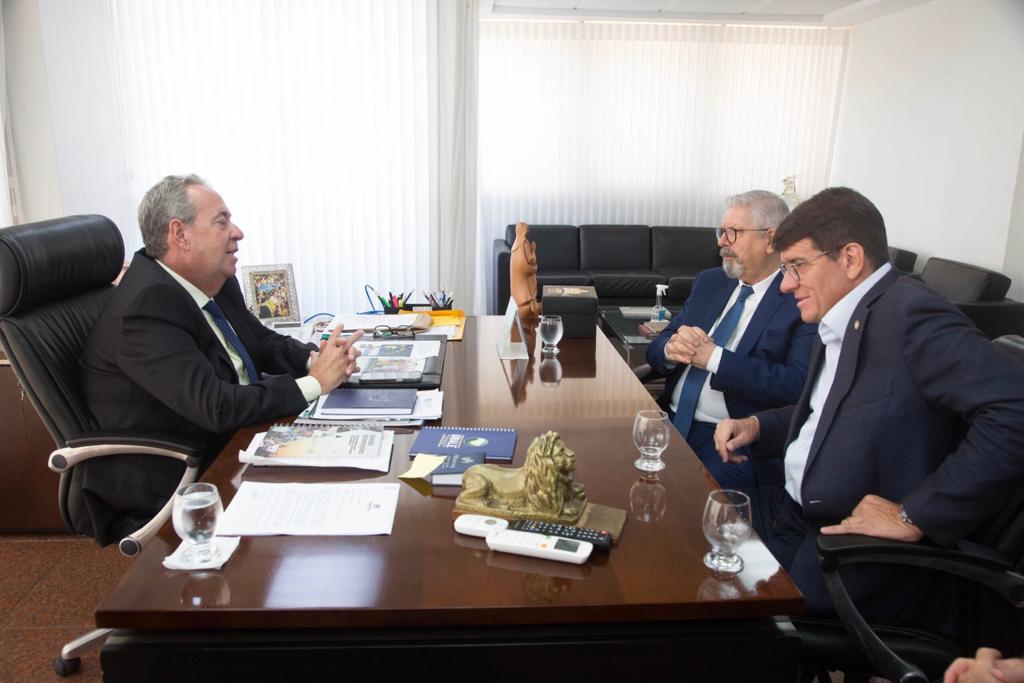 Deputado Álvaro Porto recebe o conselheiro da Embaixada de Portugal em Pernambuco, Francisco Azevedo Duarte, e o vereador Alcides Cardoso