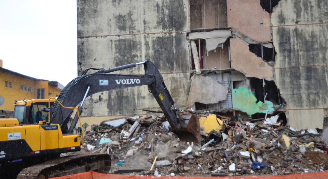 Com retirada de escombros, começa processo de demolição do Edifício Leme