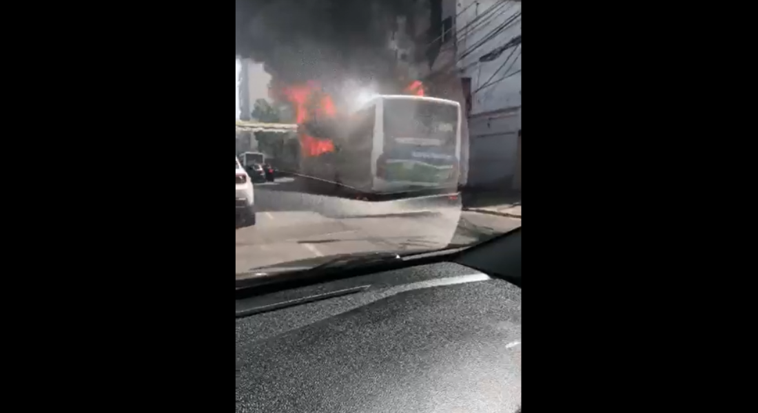 Ônibus incendiado em Duque de Caxias (RJ)