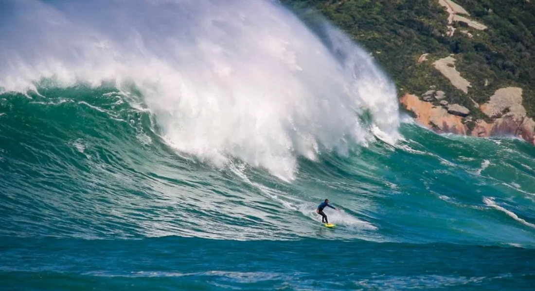 Paulo Moura ganha prêmio nacional de ondas gigantes, com performance registrada na Praia dos Naufragados (SC)