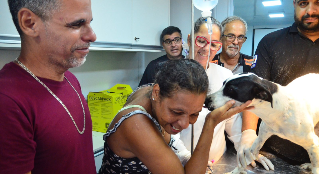 Tutora de Bela, Maria Monique Pinto, com a cadela após o resgate