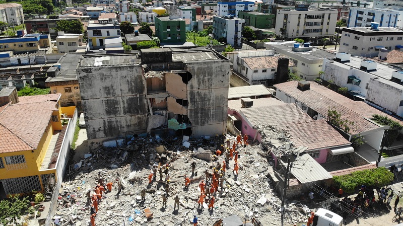 Visão aérea dos escombros do prédio que desabou em Olinda