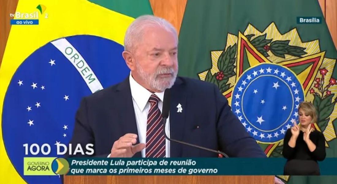 Lula na reunião que marca os primeiros cem dias de governo 