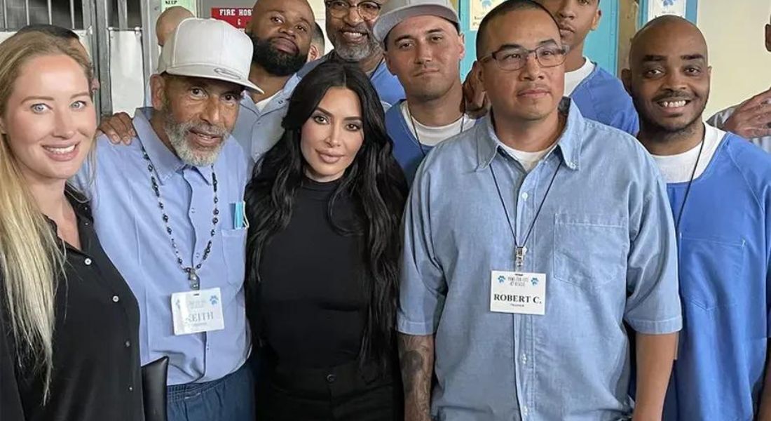 Kim Kardashian entre presos da Prisão Estadual da Califórnia, em Los Angeles 