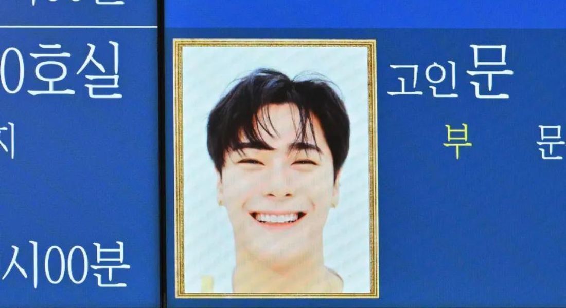 Um retrato de Moonbin, membro da boy band de k-pop Astro, em seu funeral, restrito a amigos e familiares 