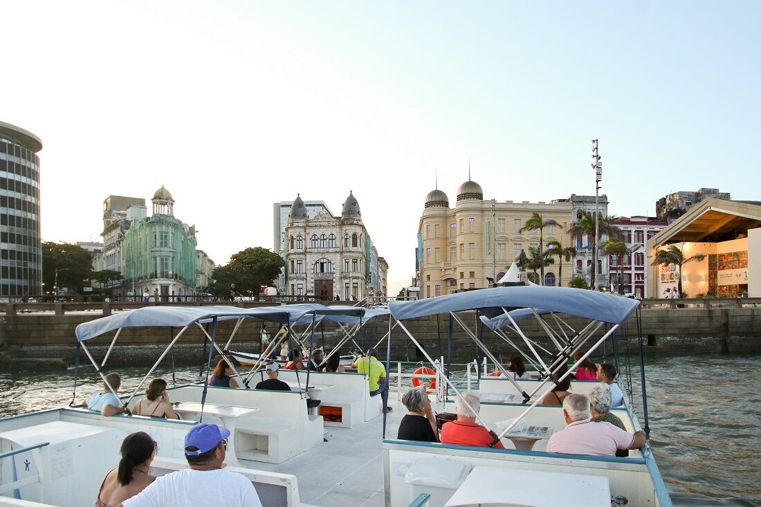 Passeios acontecem com guia turístico