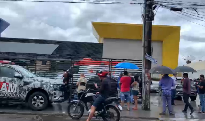 Adolescente fere professora e colegas de colégio em Manaus